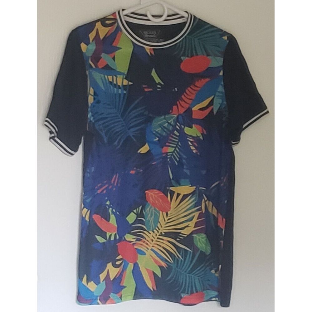 Broken Threads Short Sleeve Graphic‎ T-Shirt Size M